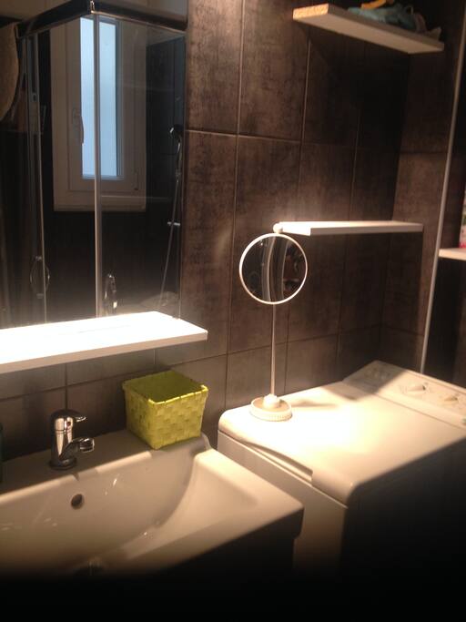 salle de douche avec lave linge