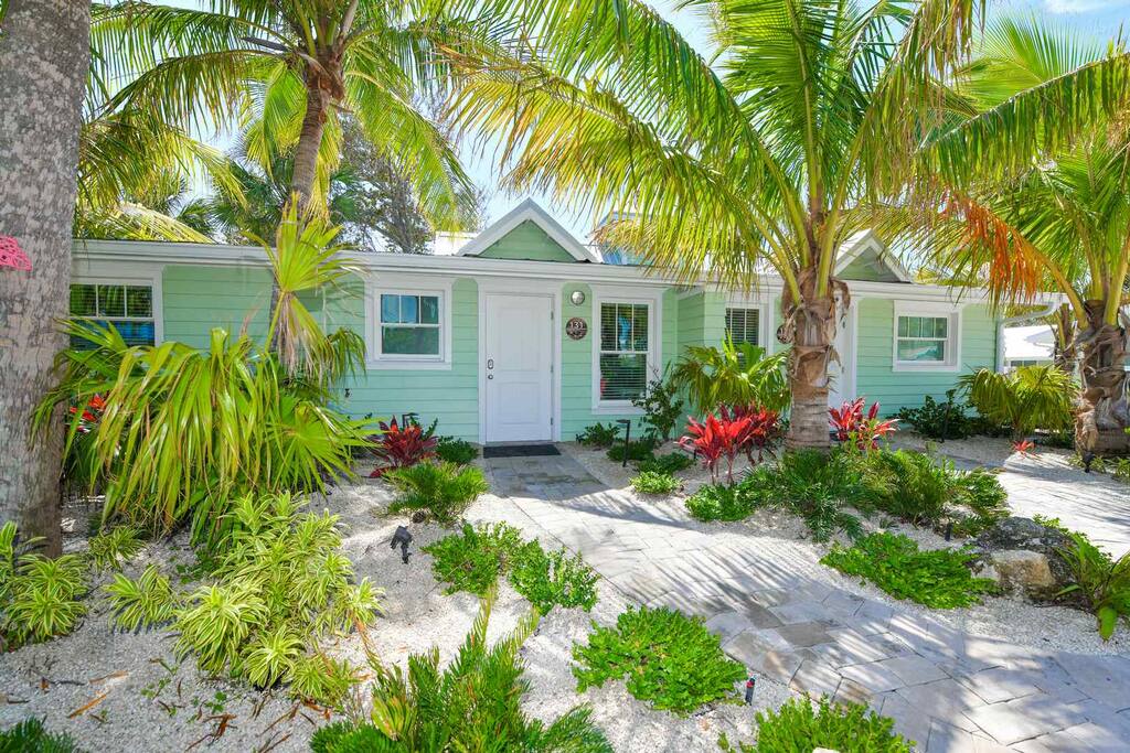 Private Pool - Sleeps 8 - 1/2 block to Beach and Village