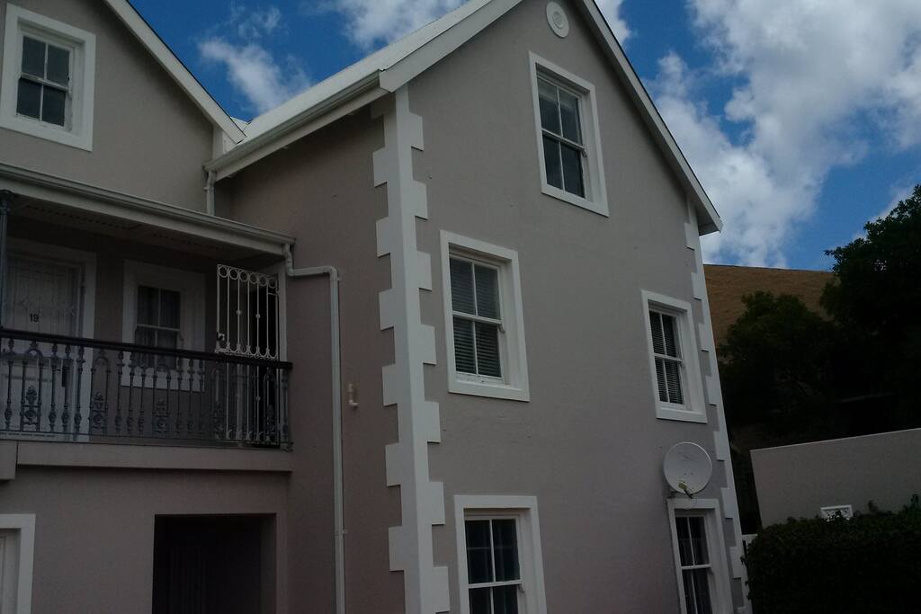 Summerville in the beautiful village of Hout Bay. You will rent the entire 80 m2 of my unit: Bedroom with built in cupboards, ensuite bathroom with bath, shower, toilet, basin, additional separate toilet, entrance area, large fully equipped kitchen with two fridges, stove, oven, microwave, dishwasher, clothes washing machine, dining area with 6-seater table, lounge area with sea view.