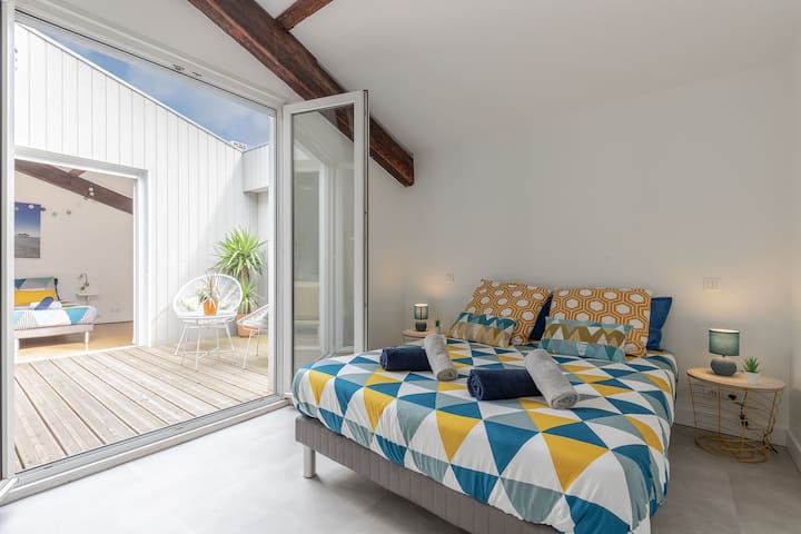 Su habitación bañada por la luz con su gran vestidor.