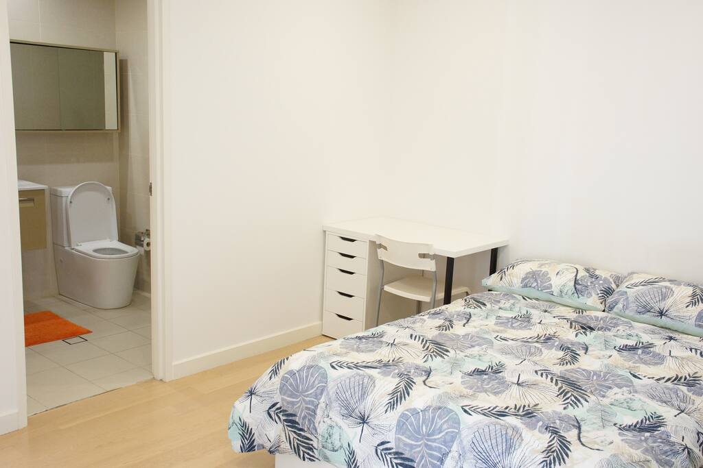 Quiet double sized bed in master room with a desk (private room)