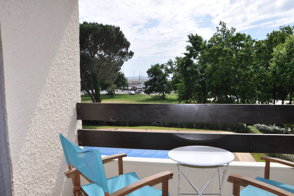Terrasse avec vue sur le bassin et le port ostréicole.