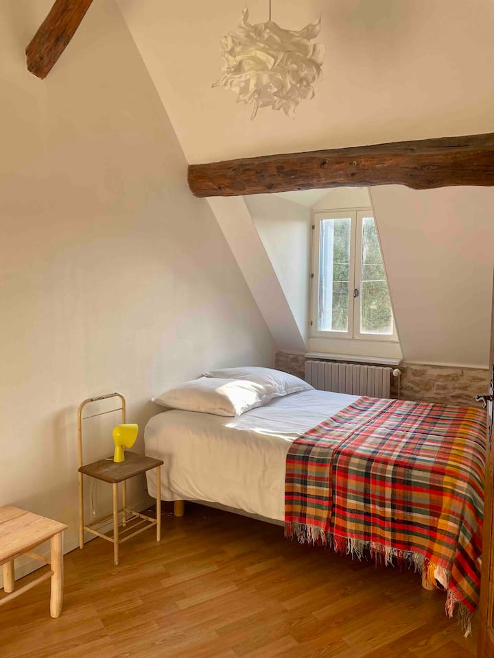 Საძინებელი 3: ერთი ორადგილიანი და ერთი ერთადგილიანი საწოლი