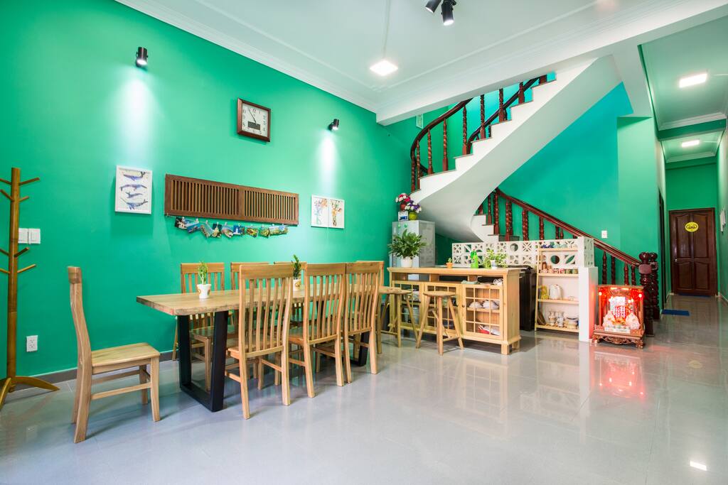 CoCoHomestay is centrally located in Back Beach. We furnish living room cum kitchen with table, stools, cookers, dishes, pot, chopstick, spoon and modest yard with barbecue. CoCo creates a cosy atmosphere as your home when travelling. Nearby areas have convenience store, some groceries, Highland coffee, vegetarian restaurant, seafood, Vietnamese food, milk tea. And you take only 5 mins to Back Beach from CoCo.