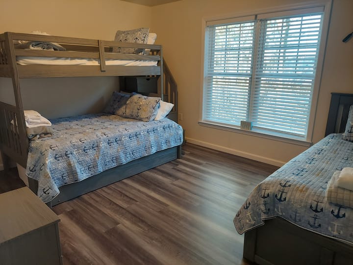 Ასევე აქვს ორადგილიანი თასმა 