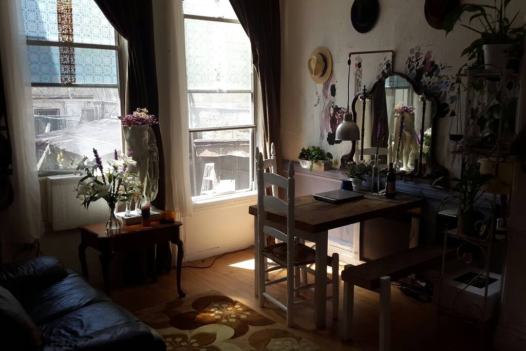 quiet and charming livingroom