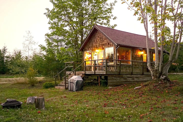"POND COTTAGE" a Roomy Tiny House on Private Pond
