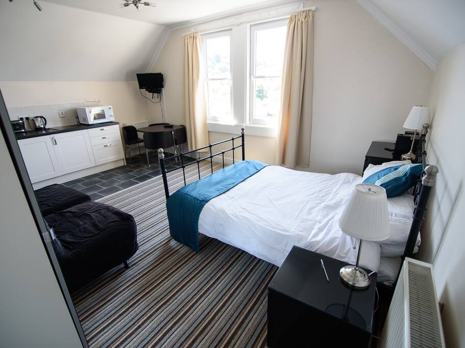 Bedroom, kitchen and dining area in studio 4