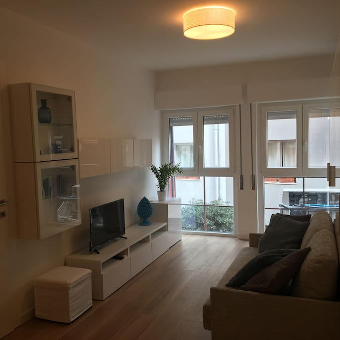 Zona living con divano, flat tv, aria condizionata