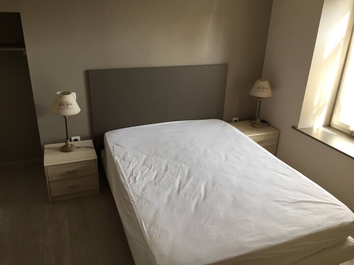 Dormitorio 2 en la planta superior con una cama matrimonial.