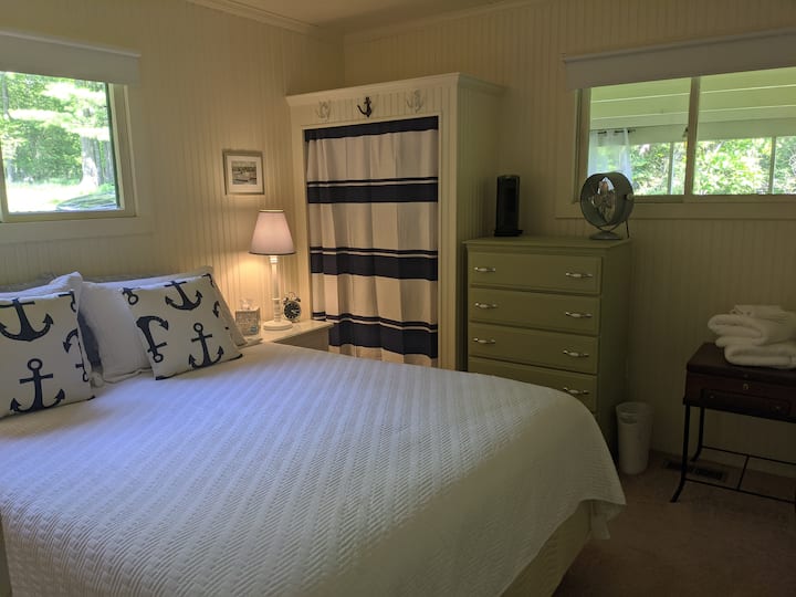 Bedroom 1 - Queen bed