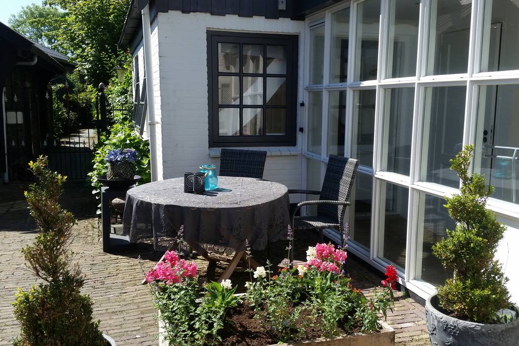 Dit is het terras waar de gasten kunnen verblijven
