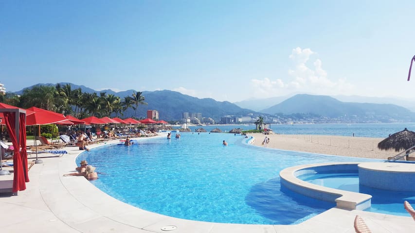 Grand Venetian - Zen oceanview condo in hotel zone