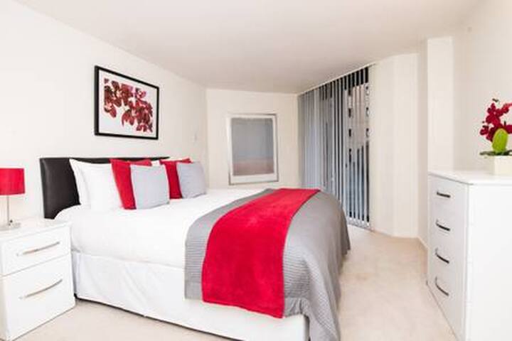 Quality, Classic 2bed, Kensington gallery image 2