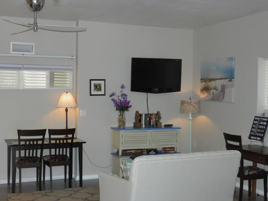 Loveseat, 42” Wall Mounted TV, kitchen table, desk, ceiling fan.
