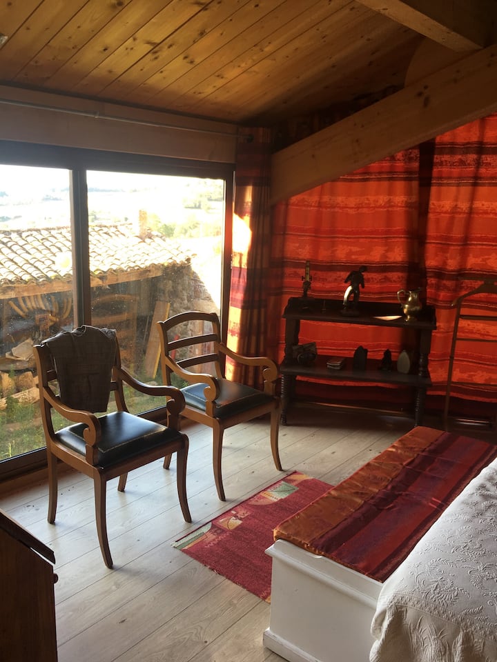 نوافذ كبيرة مواجهة للجنوب مع إطلالات على الوادي وعلى مسافة قريبة من Vercors