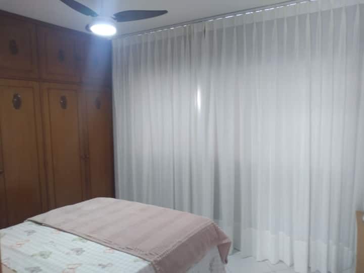 Chumba cha 1 chenye kabati kubwa la retro lenye mapazia mawili ya Kimarekani katika mashuka na kuzima