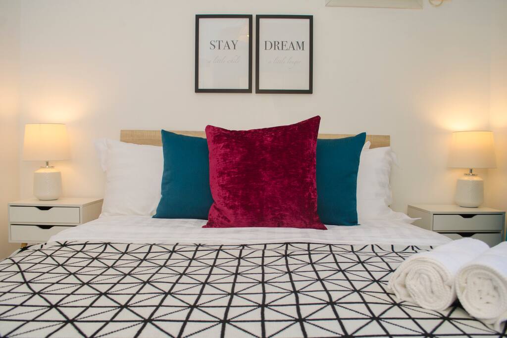 Guest's bedroom with queen size bed