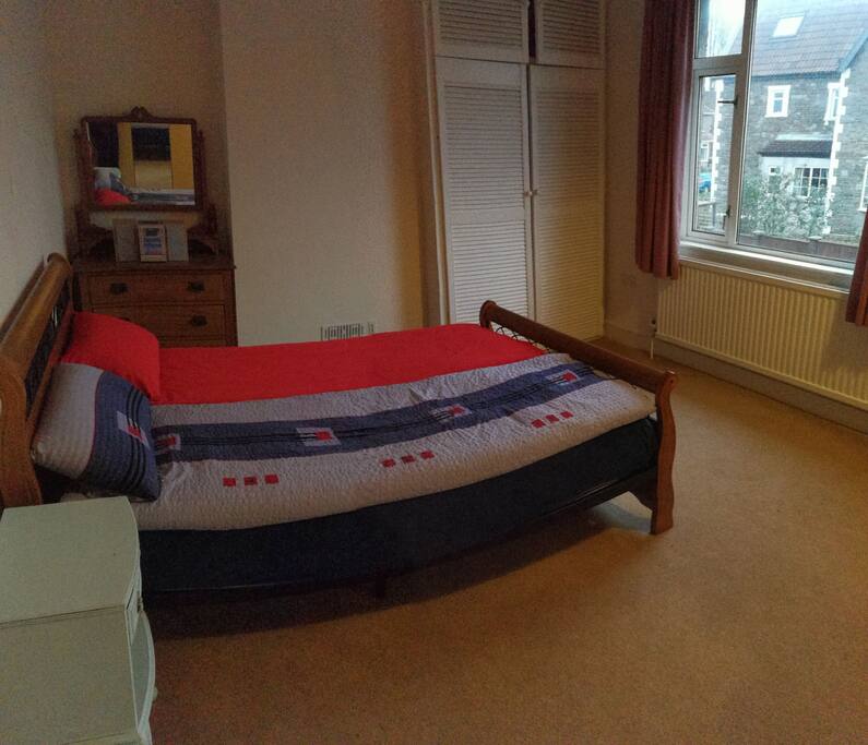 Spacious double room with double bed (135cm)