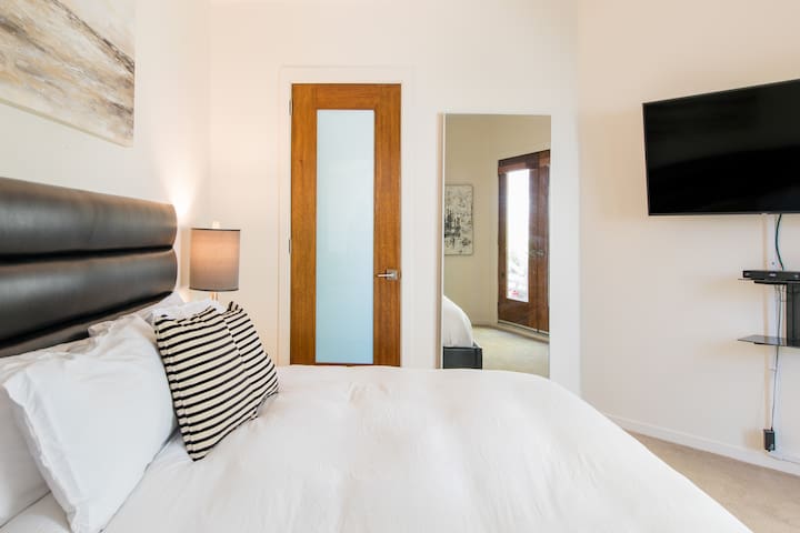 Hollywood Hills Home Pool Sauna Spa LA City Views & Theater gallery image 2