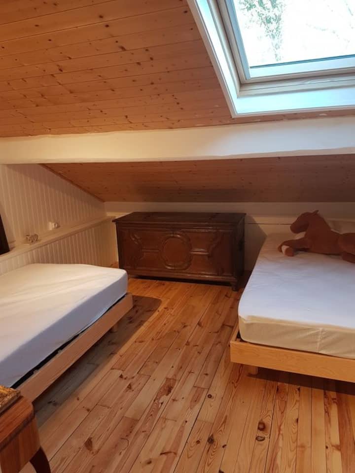 Таванска спалня на горния етаж с две единични легла 