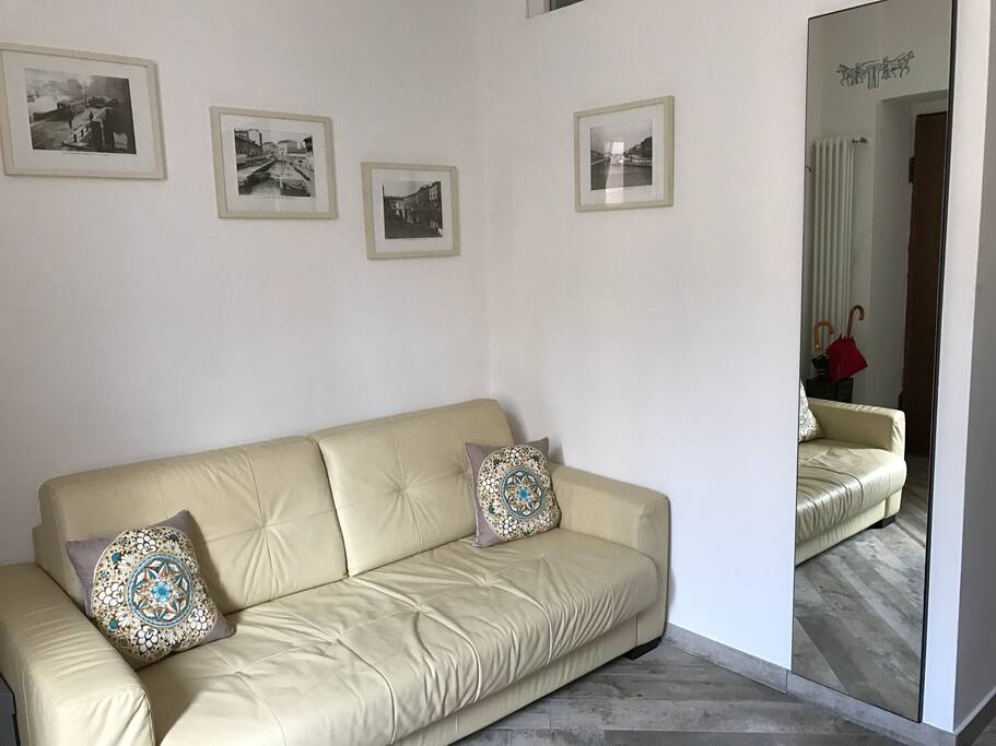Ingresso - lato divano letto matrimoniale.
Living room with a confortable sofabed for 2 person