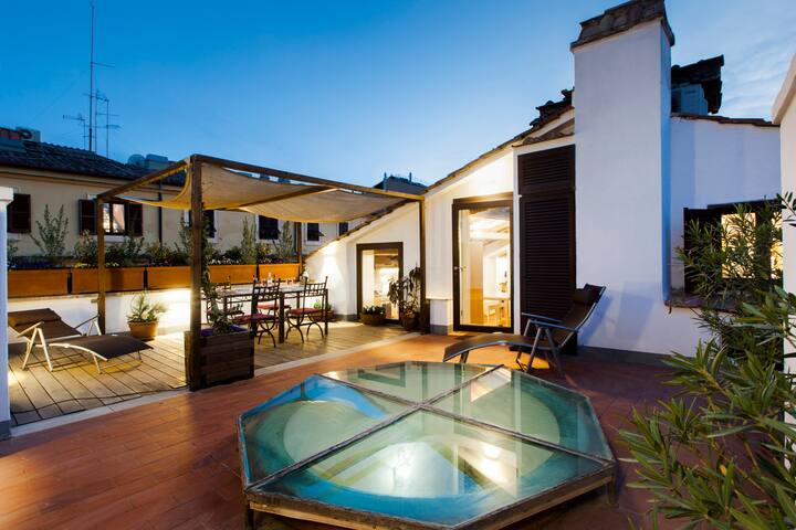 Piazza Navona 2BR, 2BA Penthouse-Beautiful Terrace gallery image 3