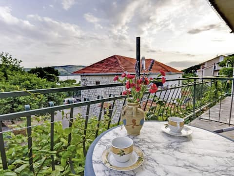 Apartment Maestral  No.2,    80 m from the sea