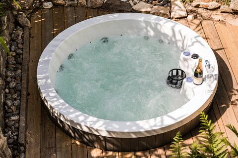 Hot tub villa, arcade kiosk, games room, casino