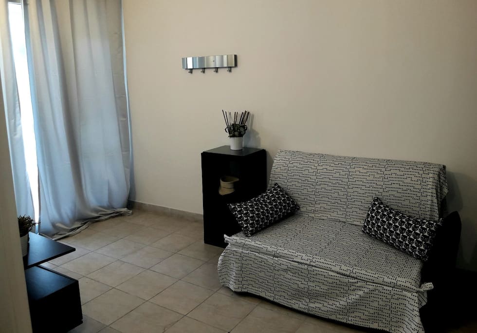 ingresso e divano letto 1 piazza 1/2 facilmente apribile e molto comodo, adatto a 2 persone