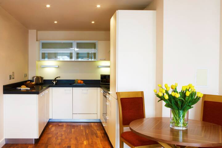 Large 2-bedroom flat -Canary Wharf up to 6 guests