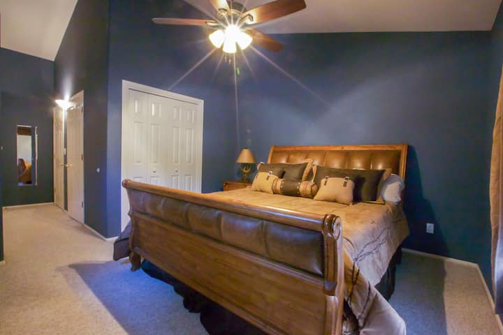 El dormitorio principal está arriba en el nivel principal y cuenta con una cama tamaño king con colchón Tempurpedic Cloud Suprema, 4 almohadas no decorativas utilizables, 5 almohadas decorativas, vestidor, 3 armarios, ventilador de techo con luces regulables y persianas opacas.