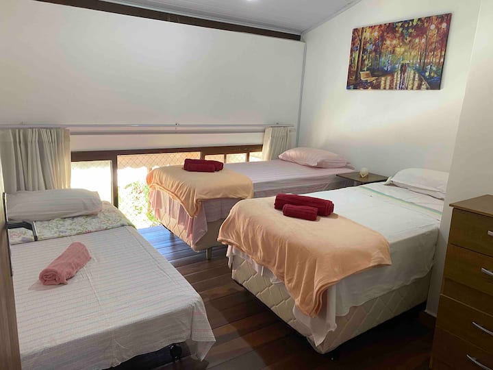 Dhoma 4 (kati i sipërm) me dy krevate tek, një krevat dopio, ajër të kondicionuar të ndarë, komodinë