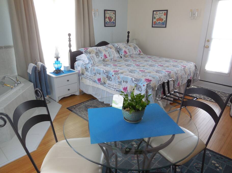 Orchard View Room with King bed and jacuzzi