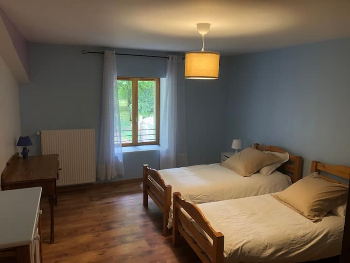 spálňa číslo 2, záhradná strana
3 lôžka v 80