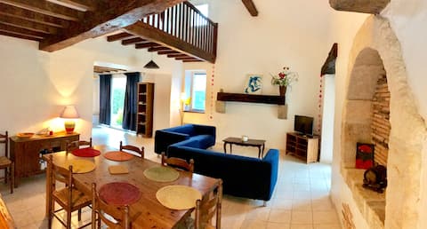 Heathland, swimming pool, large garden, charging station.