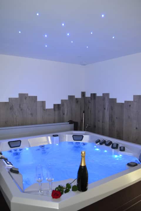 Les Bulles d'Emeraude-SPA Gîte private interior