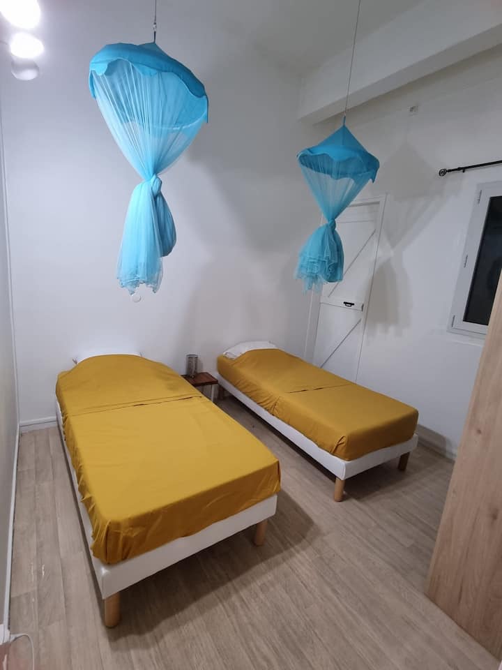 חדר שינה 2
שתי מיטות של 90x190 שניתן להמיר למיטה בצד המלך.
רשתות נגד יתושים 
מיזוג אוויר
