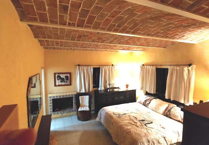Dormitorio 2 en el primer piso con chimenea. Cama tamaño king.