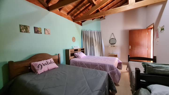 顶层客房，宽敞，配有度假木屋空气、两张双人床和一张单人床、一张遮光窗帘。