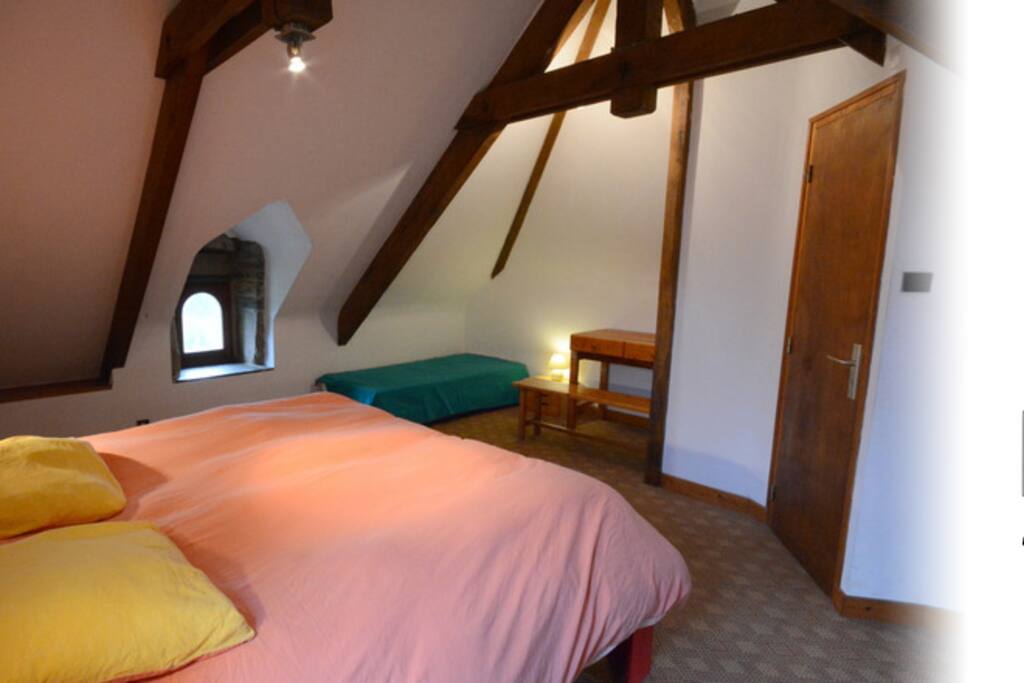 Toenn : 2e etage 4 personnes // 2nd floor 4 people