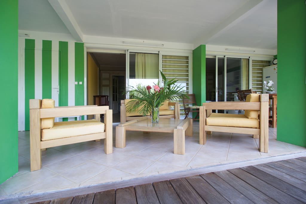 Coin détente sur la terrasse, face à la végétation. Pour prendre le temps de vivre en vacances :)