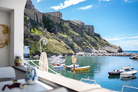 Annuncio Airbnb popolare: Cinzia's house in Marina di Corricella a Procida