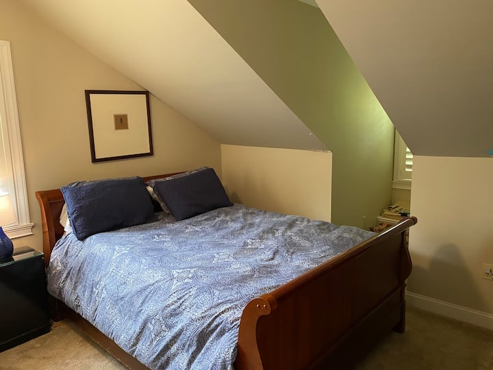 Na katu je spavaća soba 2 s bračnim krevetom.