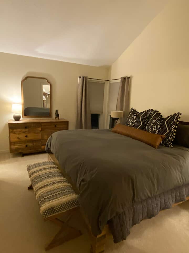 חדר שינה 1. חדר שינה קינג סייז בקומה העליונה עם חדר רחצה פרטי וחדר ארונות

אורח:  "נהנינו משהותנו כאן. המקום היה נקי ושקט והמיטות למעלה היו נוחות מאוד ."