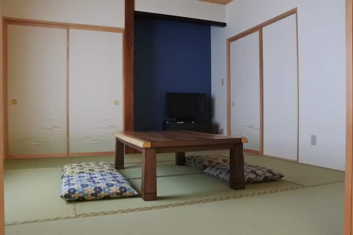 Traditional tatami style room in the first floor. If you have a lot of luggage you can sort it here.  Max 4 persons for sleeping in this room with Japanese floor style bedding (FUTON). 

8畳の和室、約2畳の広さの縁側があります。大きな荷物は縁側に置き畳の和室でゆったり出来ます。　最大4名まで。