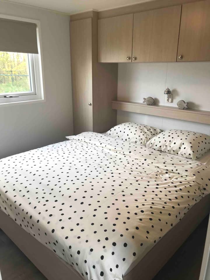 
La cama mide 1,60 cm de ancho. Se proporcionan almohadas y edredón. Debes traer tus propias sábanas o puedes elegir alquilar un paquete de sábanas del camping. Solo para los edredones individuales. Para conocer los precios actuales, consulta www.campingvalkenisse.nl 