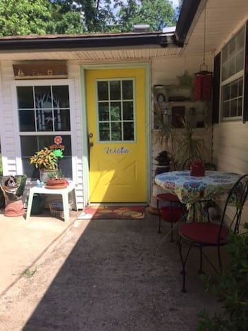 Kid/Pet friendly can accommodate up to 15 guests.
