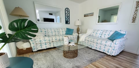 Top Airbnb: Quaint Beach cndo 3, King bed, beach, Dog Friendly in Venice
