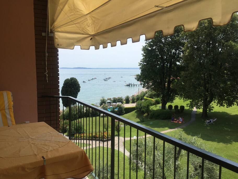 Terrazzo adiacente a cucina- vista lago - parco e piscina